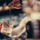 Mann gießt Cocktail in Glas in secret bar wien