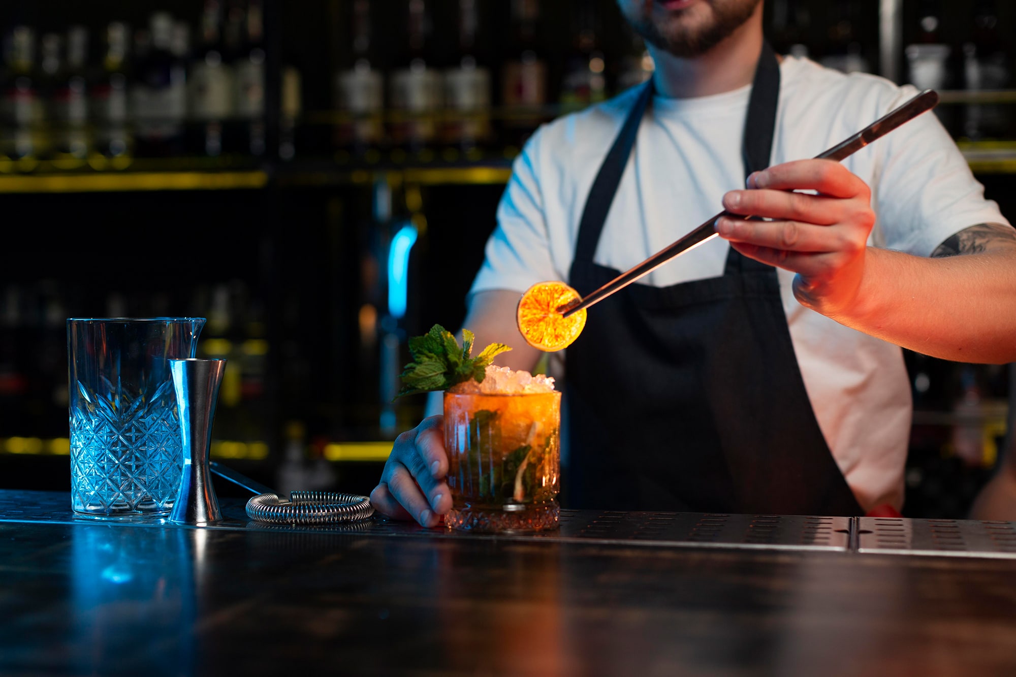 mann mixt cocktail in secret bar wien