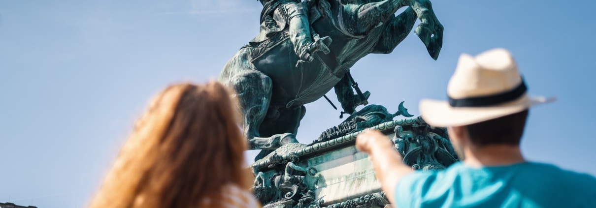Menschen schauen Statue als Geheimtipp Wien an