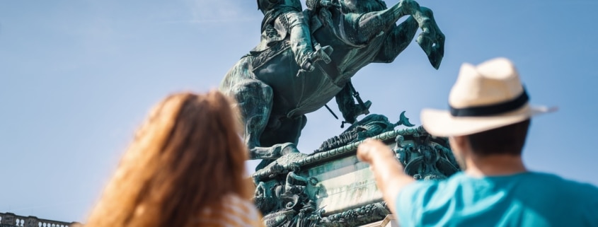 Menschen schauen Statue als Geheimtipp Wien an