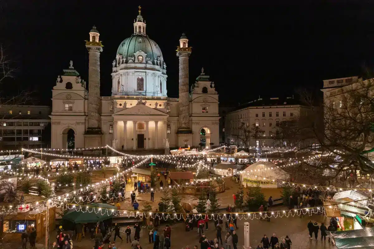 Karlskirche hinter einem der Weihnachtsmärkte Wien 2023